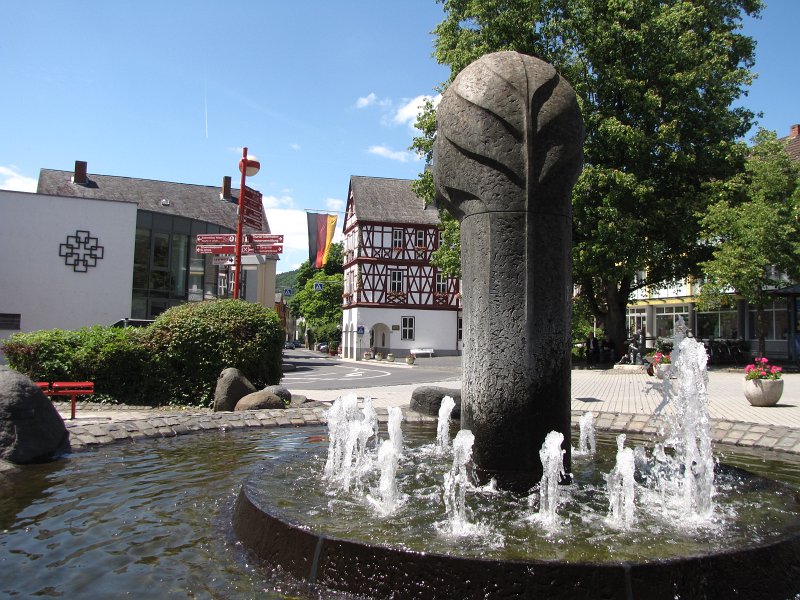fontein in nassau.jpg - Na een 25 km zijn we aangekomen in Nassau. Tijd voor een kop koffie.